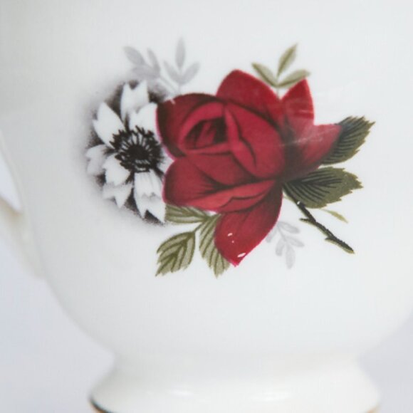 Vintage Queen Anne Bone China Cup and Saucer Pattern No. 8429 Made in En… - Picture 14 of 14